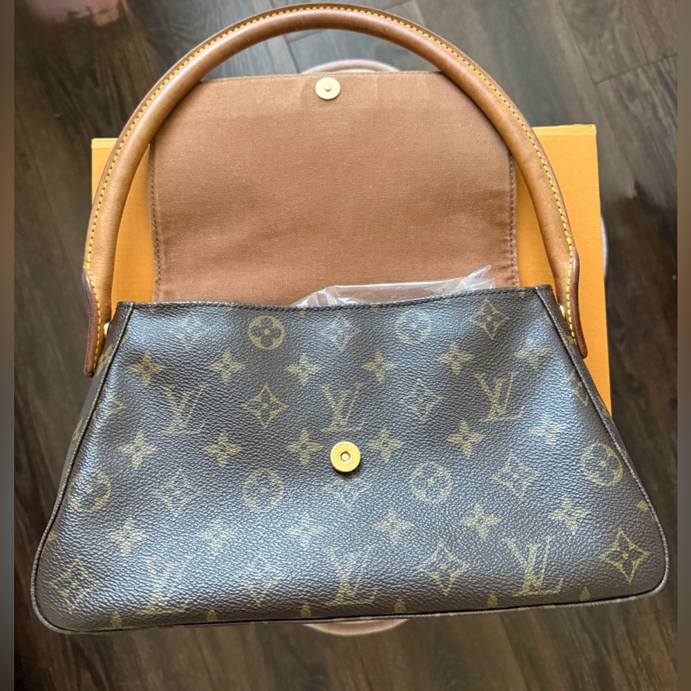 Louis Vuitton Mini Looping Shoulder
Bag (with Box) - Picture 5 of 16